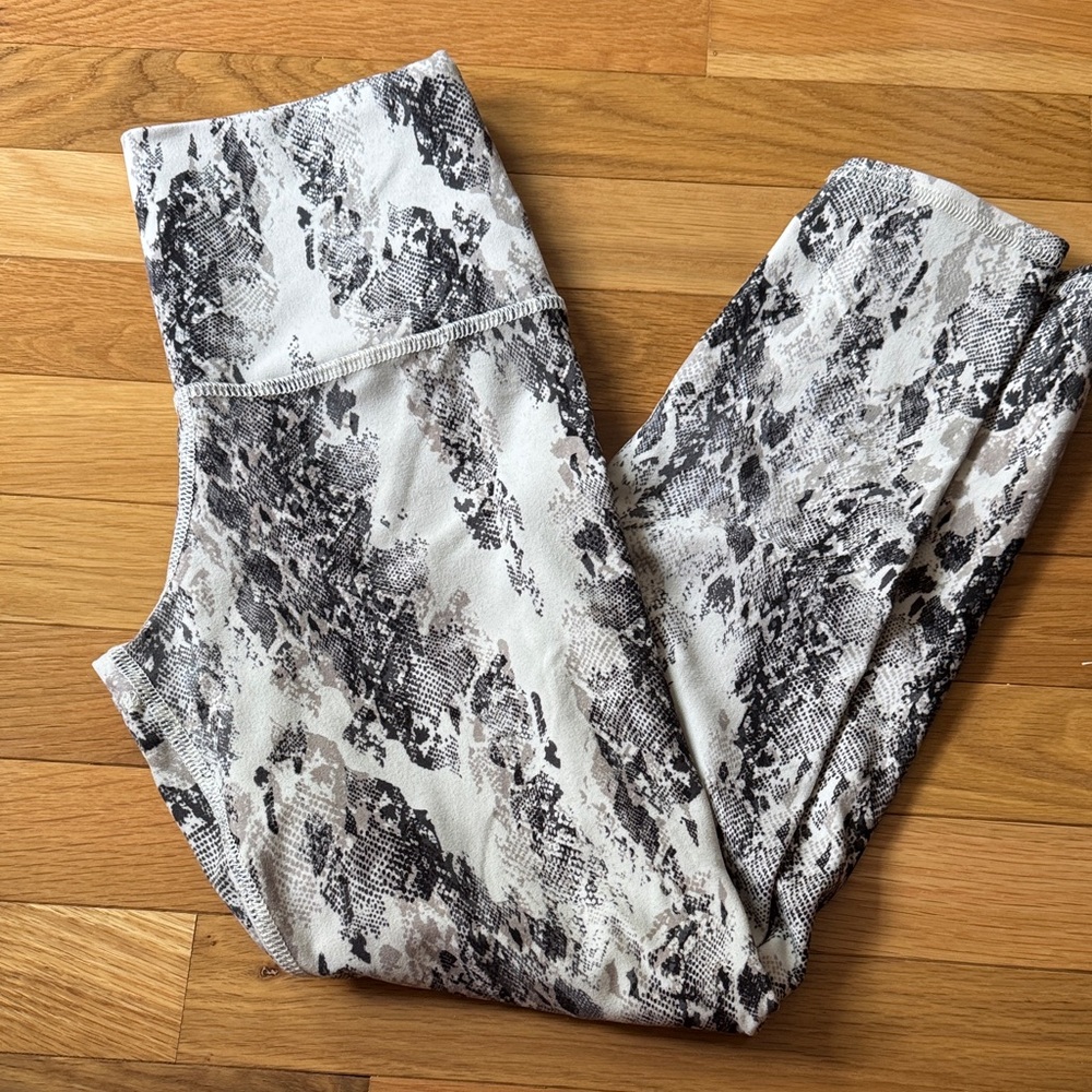 Stylish Black and Gray Patterned Leggings